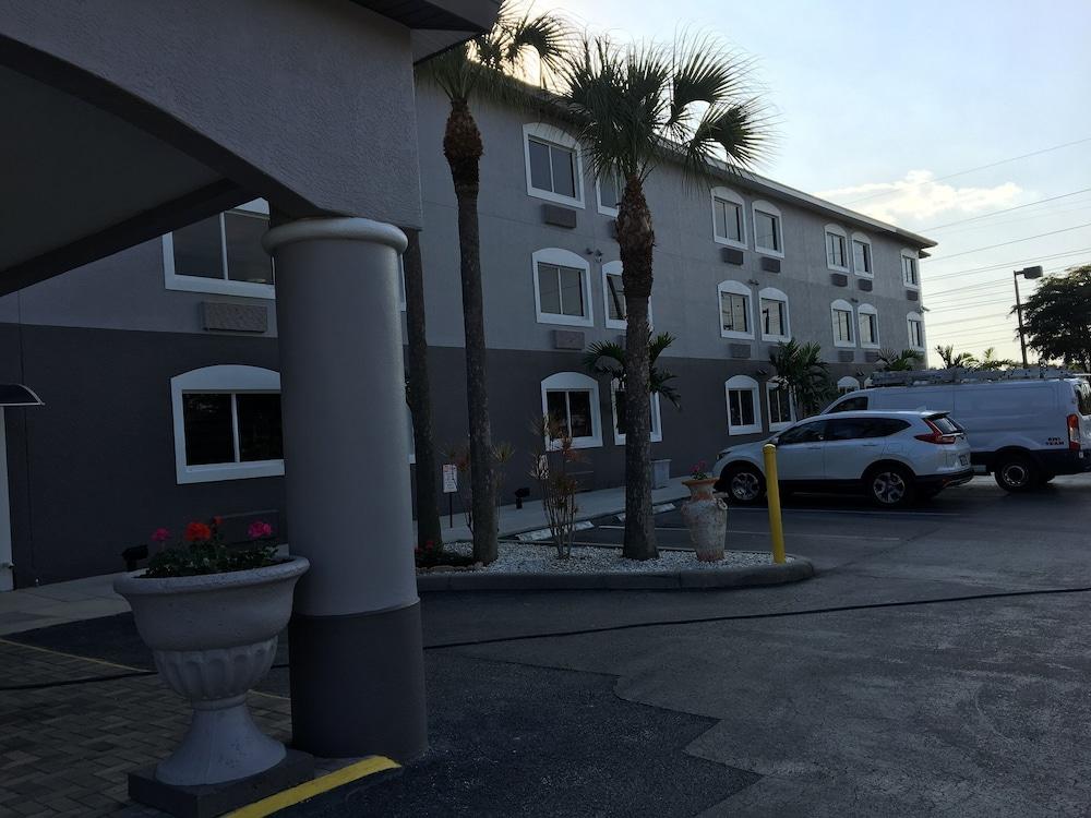 Days Inn & Suites By Wyndham Bonita Springs North Naples Exterior foto