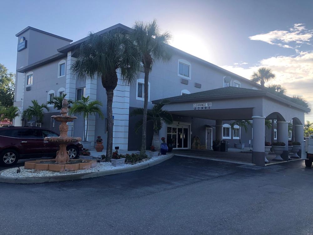 Days Inn & Suites By Wyndham Bonita Springs North Naples Exterior foto