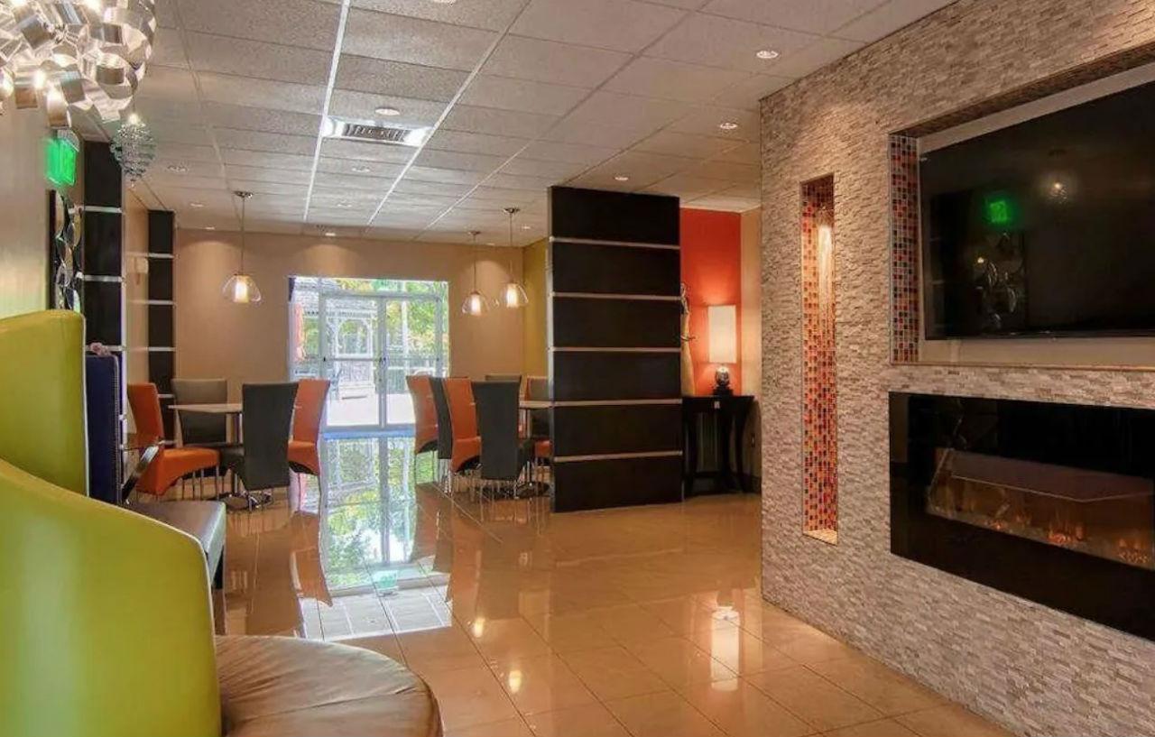 Days Inn & Suites By Wyndham Bonita Springs North Naples Exterior foto