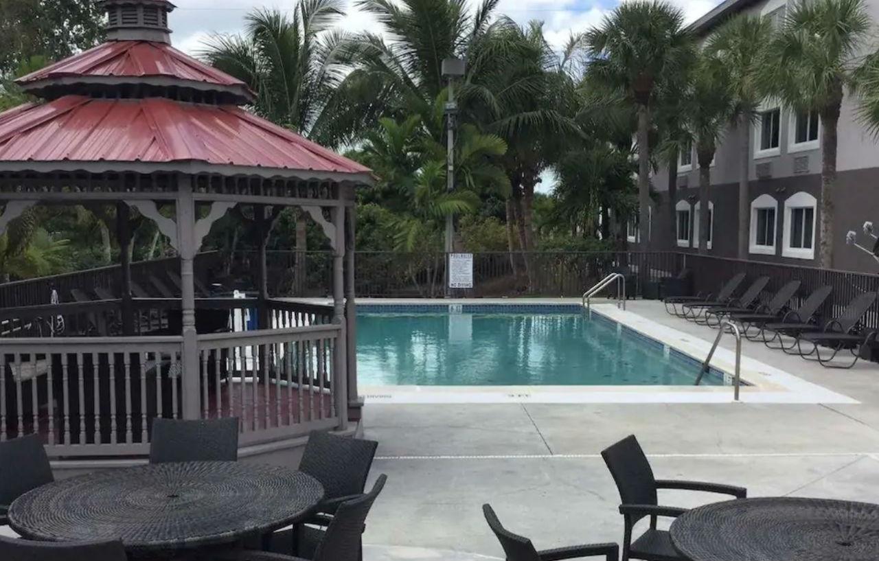 Days Inn & Suites By Wyndham Bonita Springs North Naples Exterior foto