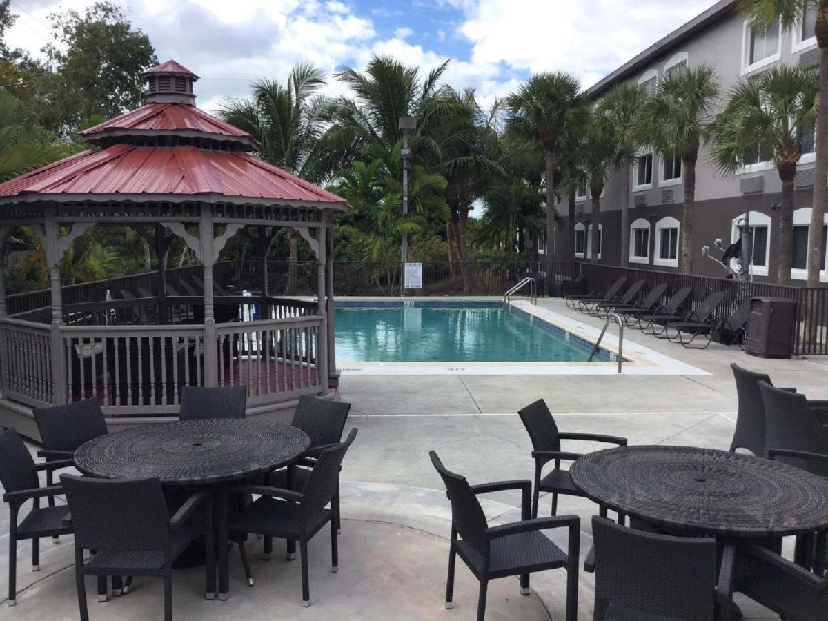 Days Inn & Suites By Wyndham Bonita Springs North Naples Exterior foto