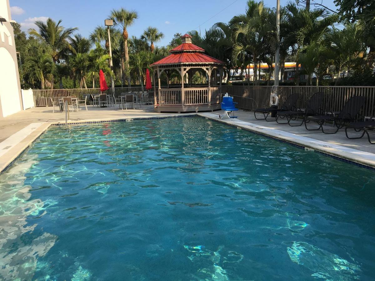 Days Inn & Suites By Wyndham Bonita Springs North Naples Exterior foto